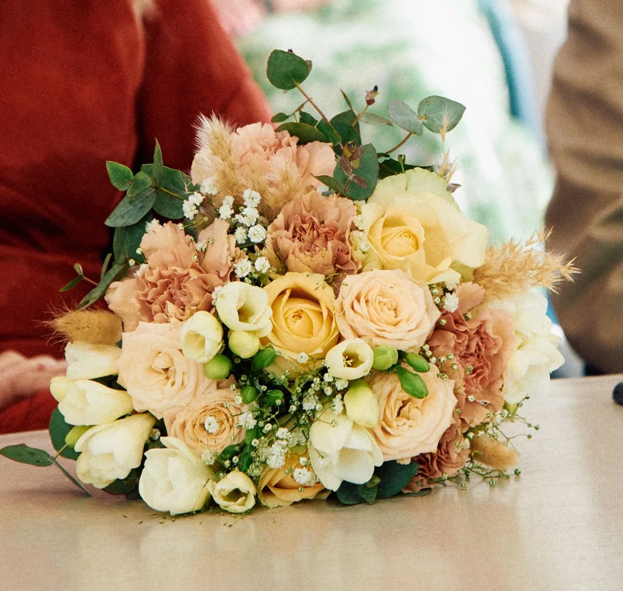 Blumenschmuck auf Samtkissen