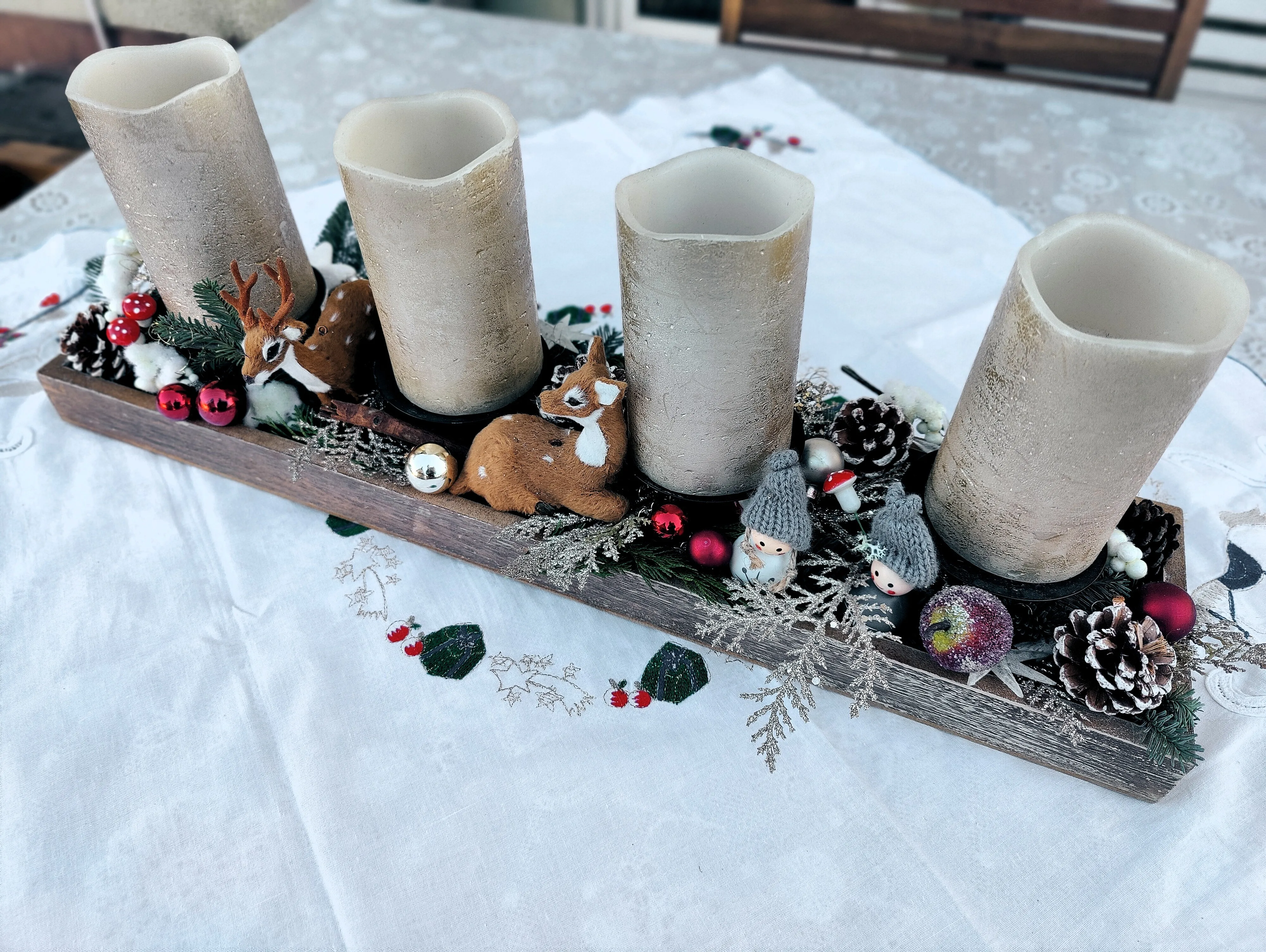 Adventsdekoration auf länglichem Tablett