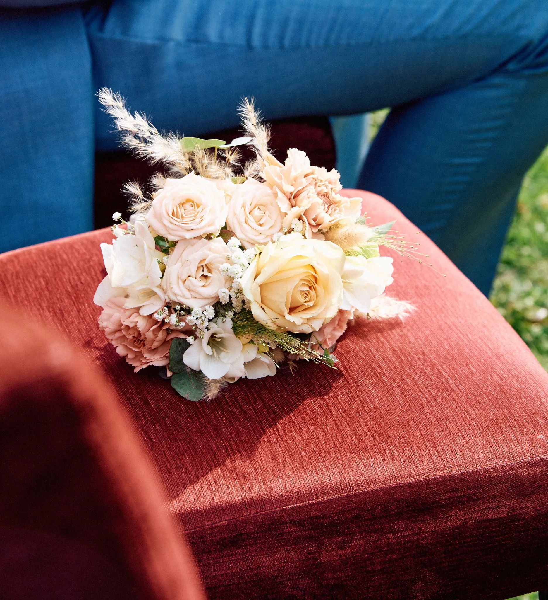 Blumenschmuck auf Samtkissen
