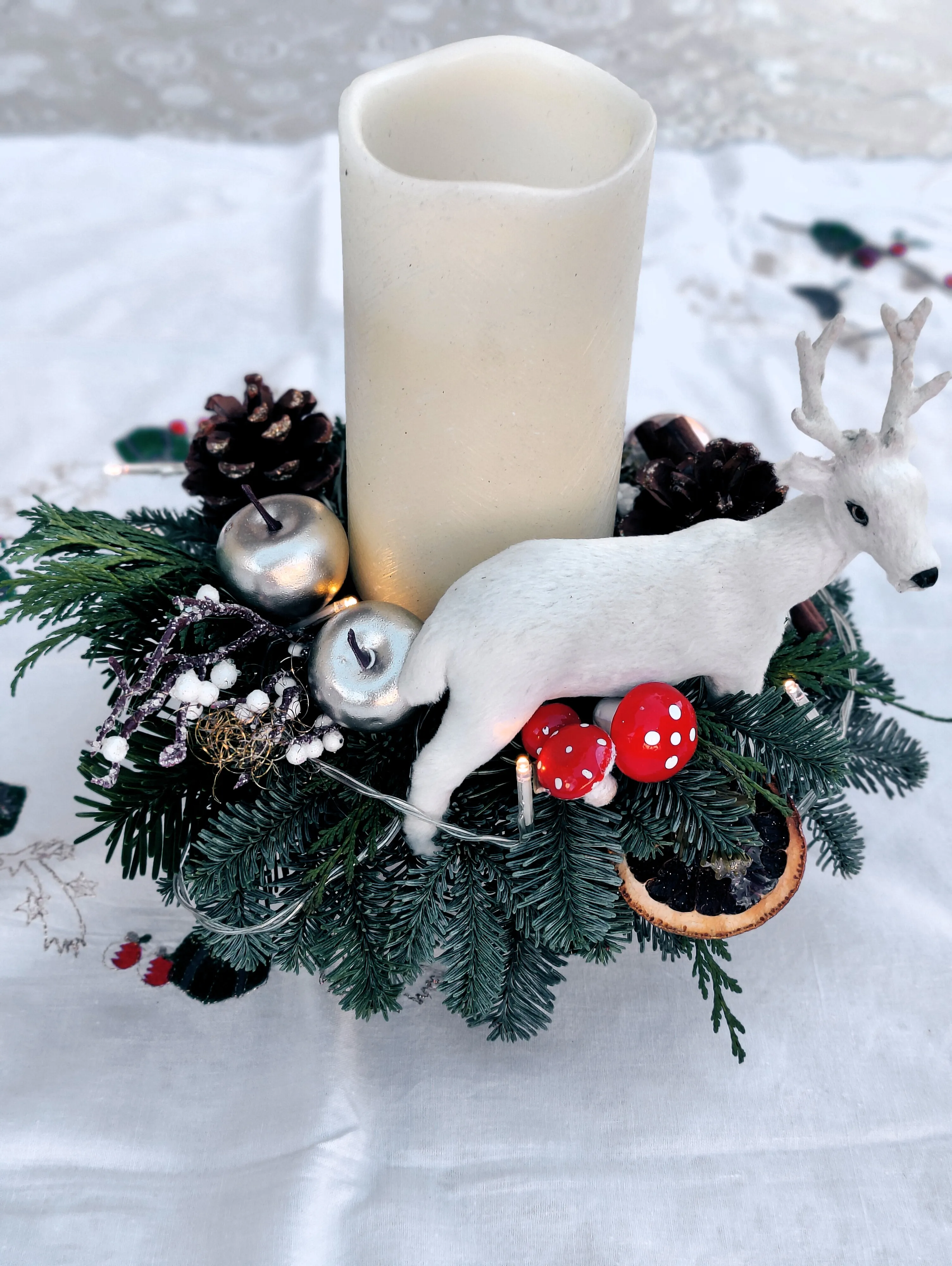 Rundes Weihnachtsgesteck mit Reh