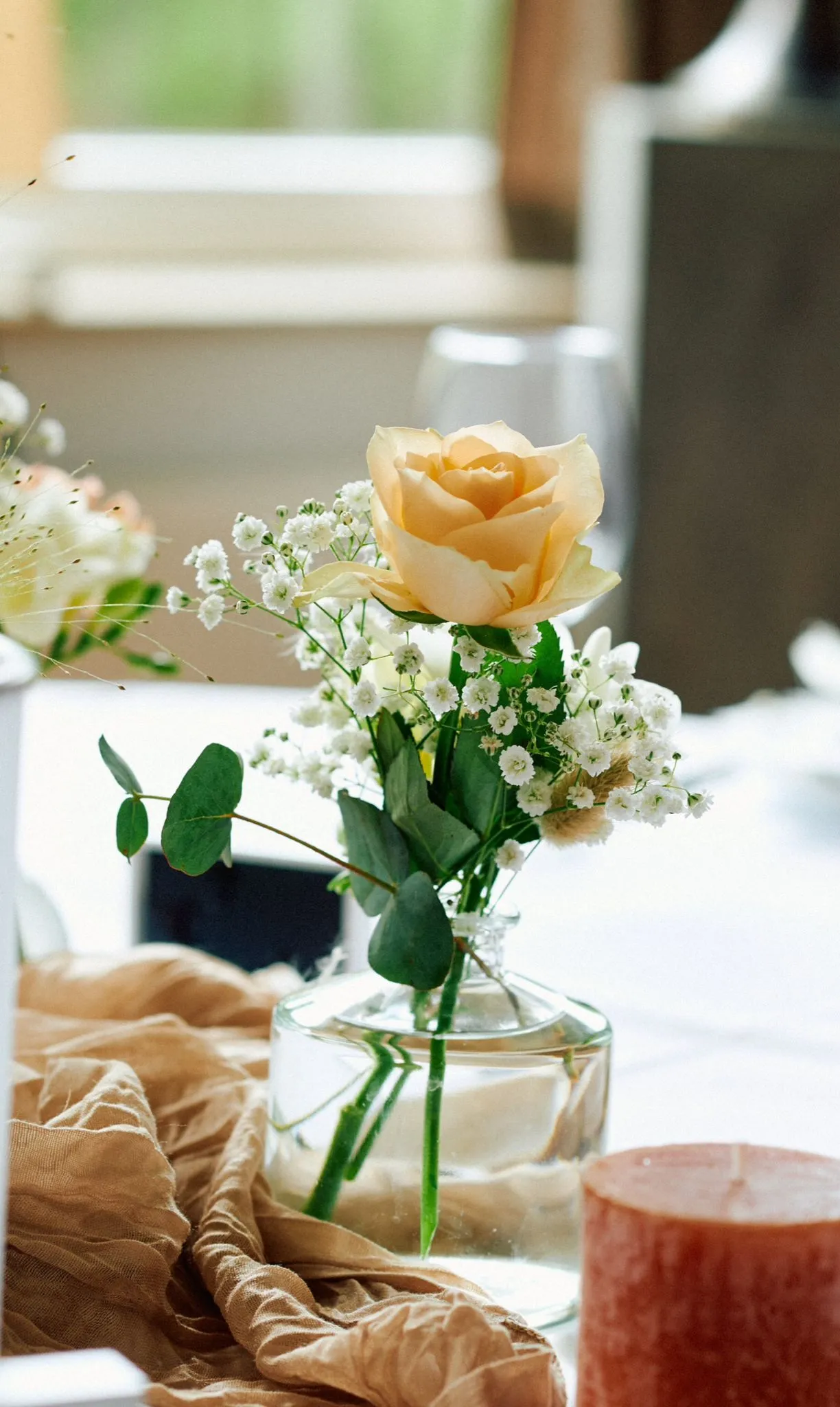 Blumenarrangement im Glas