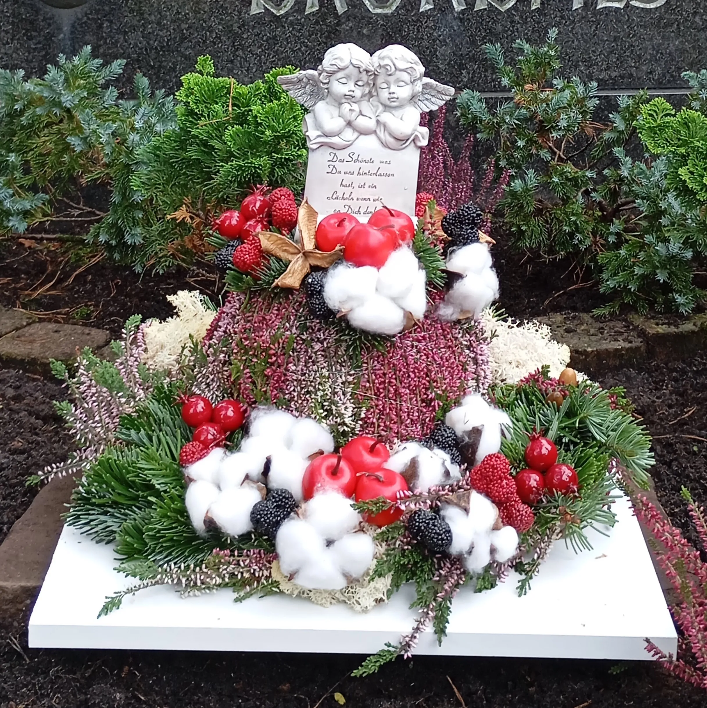 Blumengesteck mit Engeln auf Grab